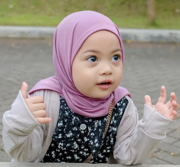 Hijab anak dengan bordir berbentuk hati